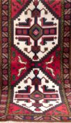 Hamadan, rotgrundig mit hellem Ornamentalmuster, 210x95 cm