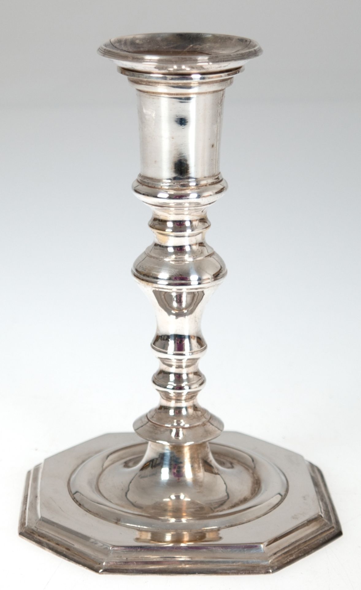 Kerzenhalter, 1-flammig, versilbert, auf achteckigem Fuß, herausnehmbarer Tülleneinsatz, H. 17,5 cm