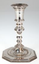 Kerzenhalter, 1-flammig, versilbert, auf achteckigem Fuß, herausnehmbarer Tülleneinsatz, H. 17,5 cm