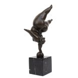 Bronze-Figur "Molliger weiblicher Akt auf einer Kugel balancierend", braun patiniert, bezeichnet "M