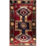 Teppich, Türkei, Wolle auf Wolle, rotgrundig mit beigen und blauen Ornamenten, Fransen unterschiedl