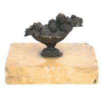 Briefbeschwerer "Blumenkorb", Bronze, um 1770, H. 6 cm, auf Marmorsockel (best.), H. 2,5 cm
