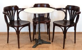 Bistrotisch mit 3 Stühlen, Tisch mit grün gefaßtem Eisenfuß und runder Marmorplatte (mit Riß), H. 7