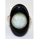 Ring um 1900, 585er GG/Silber, ausgefasst mit 1 rundem Edelopal-Cabochon von ca. 2,9 ct. und 1 ova