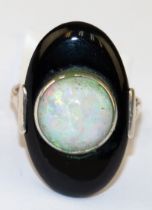 Ring um 1900, 585er GG/Silber, ausgefasst mit 1 rundem Edelopal-Cabochon von ca. 2,9 ct. und 1 ova