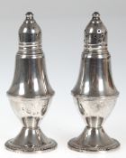 Paar Salz- und Pfefferstreuer, Sterlingsilber, ca. 194,5 g, Weighted, mit originalen Glaseinsätzen,
