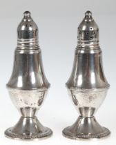 Paar Salz- und Pfefferstreuer, Sterlingsilber, ca. 194,5 g, Weighted, mit originalen Glaseinsätzen,