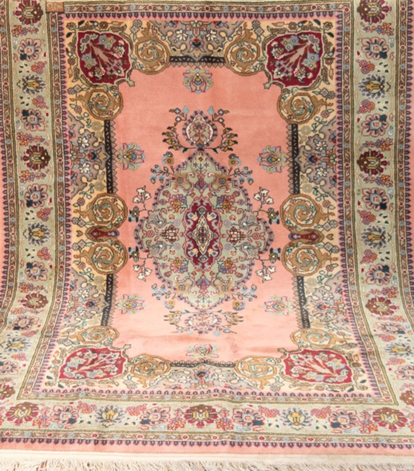 Kirman, rosa Medaillon mit hellgrundigem Rand, floral gemustert, 235x170 cm