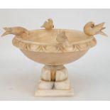 Vogeltränke mit 4 auf dem Rand sitzenden Vögeln, Alabaster, auf quadratischem Fuß, Ges.-H. 20 cm, D