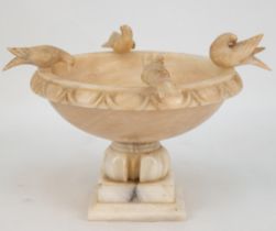 Vogeltränke mit 4 auf dem Rand sitzenden Vögeln, Alabaster, auf quadratischem Fuß, Ges.-H. 20 cm, D