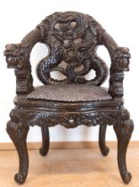 Sessel mit reichem Schnitzdekor mit Drachenmotiven, schwarz gefaßt, Krallenfüße, Armlehnen in Drach