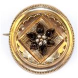 Biedermeier-Brosche, Schaumgold , Silber verbödet, Granat und Flussperlen, Durchmesser ca. 3,5 cm, 