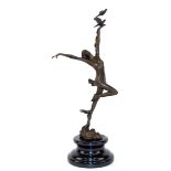 Bronze-Figur "Tänzerin mit 3 Tauben", braun patiniert, Nachguß, bezeichnet "Aldo Vitalen", Gießerpl