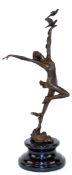 Bronze-Figur "Tänzerin mit 3 Tauben", braun patiniert, Nachguß, bezeichnet "Aldo Vitalen", Gießerpl