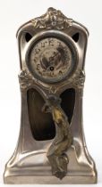 Jugendstil-Uhr, Zinngehäuse mit plastischer Frauenfigur, Pendel fehlt, Funktion nicht geprüft, Gebr