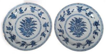 2 große Fayence-Platten, 18. Jh.,  graue Glasur, im Spiegel und in der Fahne blaue Blumenmalerei, R
