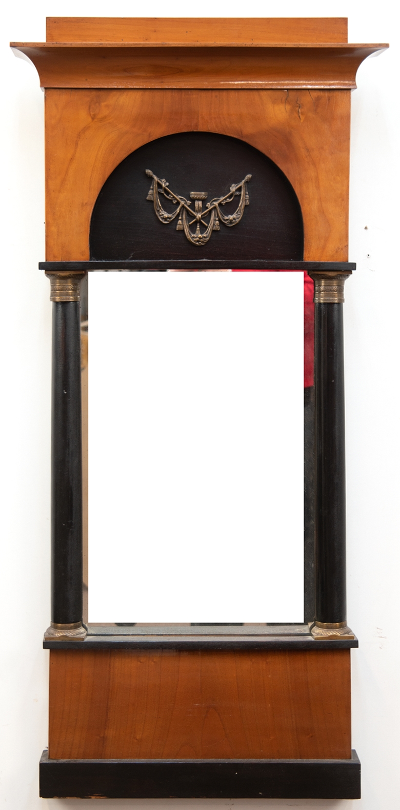 Biedermeier-Spiegel, Kirsche z.T. ebonisiert, seitlich Halbsäulen mit Bronze-Kapitellen, über Spieg