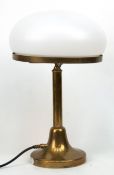 Art Deco-Tischlampe, Bauhaus um 1930, Strindberg-Lampe, Messing-Fuß, Milchglasschirm, funktionstüch