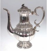 Kaffeekanne, 1855, Silber, punziert, ca. 879 g, gebauchter Korpus mit geschweiften Faltenzügen, Kan