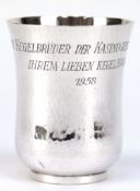 Trinkbecher, 925er Sterlingsilber,  110,9 g, Hammerschlagdekor, mit Gravur "Die Kegelbrüder der Kas
