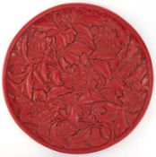 Rotlackteller, China, Schauseite und rückseitiger Rand mit Floralrelief, Unterseite mit chinesische