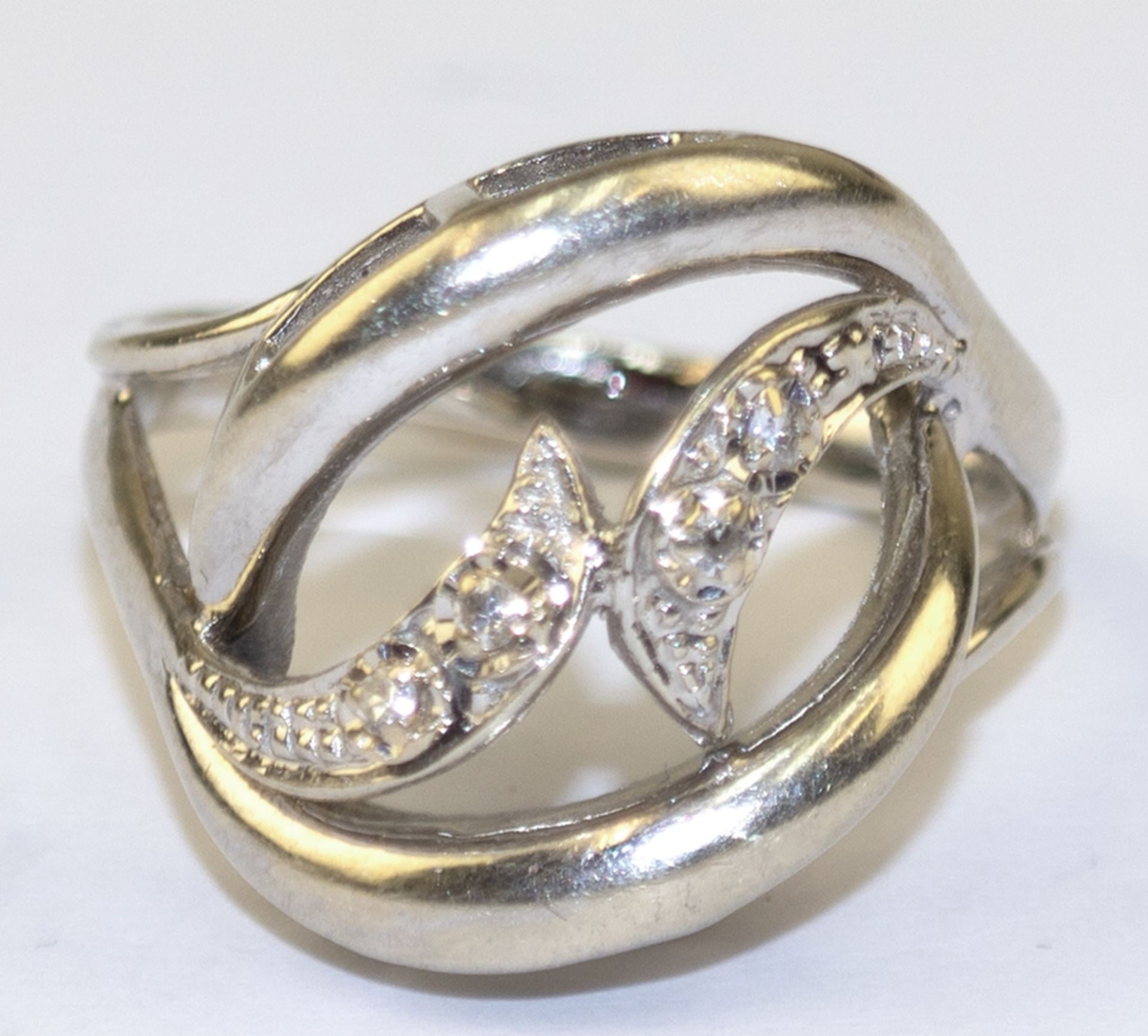 Ring, 585er WG, durchbrochen gearbeiteter Ringkopf besetzt mit 4 Brillanten von zus. ca. 0,10 ct., 