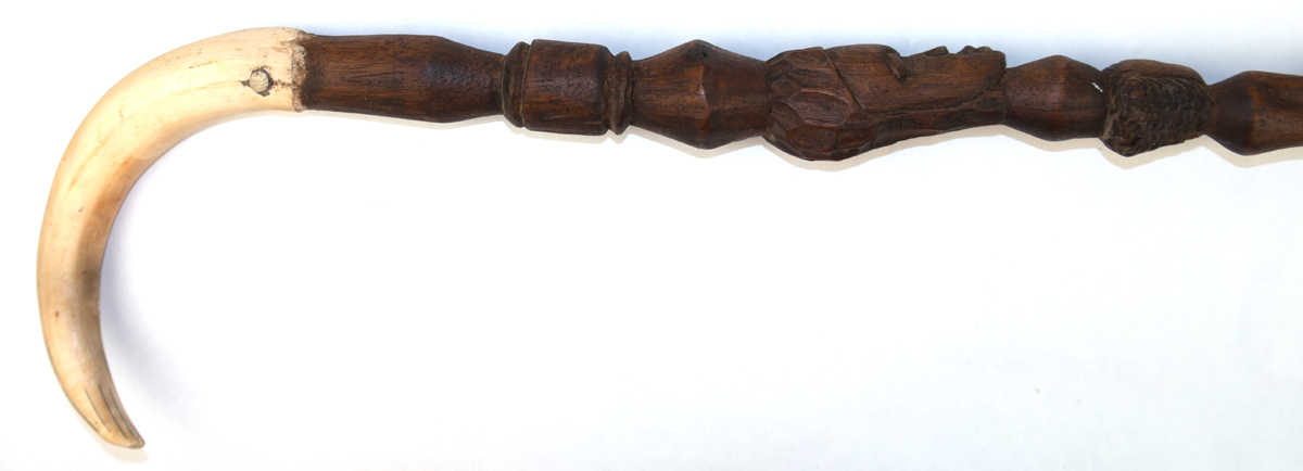 Afrikanischer Zeremonienstock, Horn/Holz, figürlich beschnitzt, L. 85 cm - Bild 2 aus 2