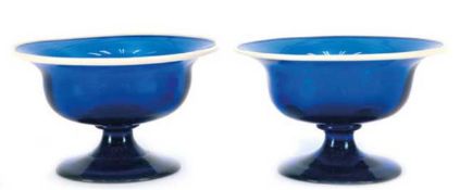 Paar Biedermeier-Fußschalen, blaues Glas mit Abriß und weißem Rand, H. 8 cm, Dm. 13 cm
