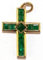 Kreuzanhänger, 585er GG, mit 11 Smaragden im Carreeschliff ausgefasst, ges. 2,4 g, L. mit Öse 2,4 c