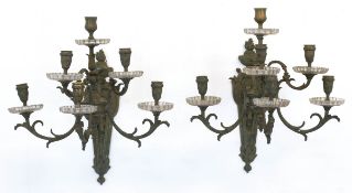 Paar Prunkwandleuchter, um 1800, 6-flammig, Messing, reich reliefiert, Kerzenteller aus geschliffen