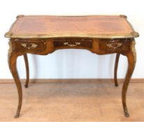Schreibtisch, Rosenholz furniert, mit reichen Bronzebeschlägen, frei stellbar, auf 4 gebogen Beinen