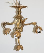 Deckenlampe im Rokokostil, 19. Jh., 4-flammig, Metall, vergoldet, geschwungene Arme mit Akanthusbla