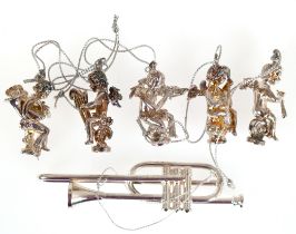 6 Weihnachtsanhänger, versilbert, 5x musizierende Engel, L. 4 cm - 4,5 cm und Posaune, L. 9,8 cm