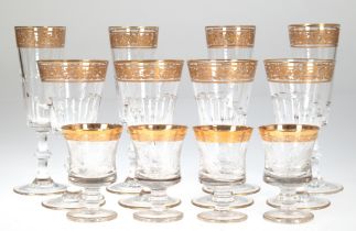 Konvolut von 12 diversen Gläsern mit Goldrand, dabei 4 Sektgläser und 4 Weingläser, farbloses Glas
