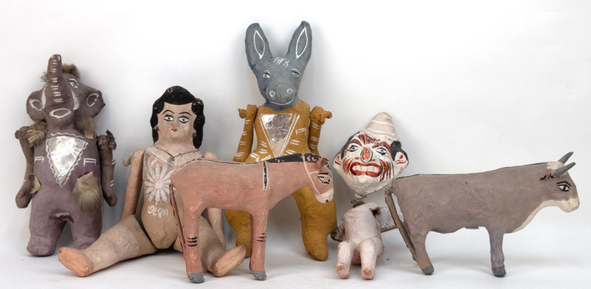 6 Pappmaché-Figuren, Peru 1. Hälfte 20. Jh., handbemalt, dabei u.a. Frau, Kuh und Esel (1 Ohr fehlt
