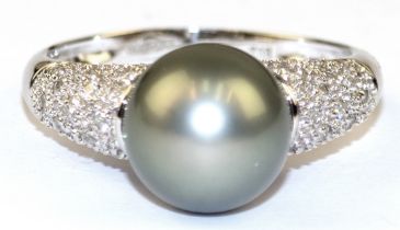 Ring, 585er WG, ausgefasst mit 1 Südseezuchtperle, Dm. 11 mm und 28 Brillanten von zus. ca. 0,28 ct