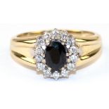 "Lady Di"-Ring, 585er WG, mit oval facettiertem Saphir, von 14 Brillanten in Krappenfassung eingera