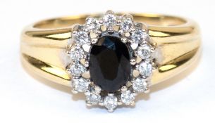 "Lady Di"-Ring, 585er WG, mit oval facettiertem Saphir, von 14 Brillanten in Krappenfassung eingera