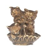 Figurengruppe "3 kleine Katzen im Körbchen", Bronze, 19. Jh., H. 5 cm