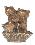 Figurengruppe "3 kleine Katzen im Körbchen", Bronze, 19. Jh., H. 5 cm