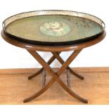 Tablett-Tisch, ovales Metall-Tablett, wohl 19. Jh., farbig gefaßt, mit starken Gebrauchspuren, Maha