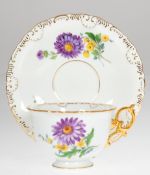 Meissen-Tasse mit UT, Biedermeierform mit Bordüre, Bunte Blume 2, Goldrand, 1. Wahl