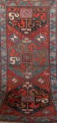Wolkenband, Kazak, rot/grün und türkise Kante, ornamental gemustert, Kanten belaufen, 123x262 cm