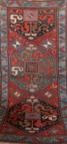 Wolkenband, Kazak, rot/grün und türkise Kante, ornamental gemustert, Kanten belaufen, 123x262 cm