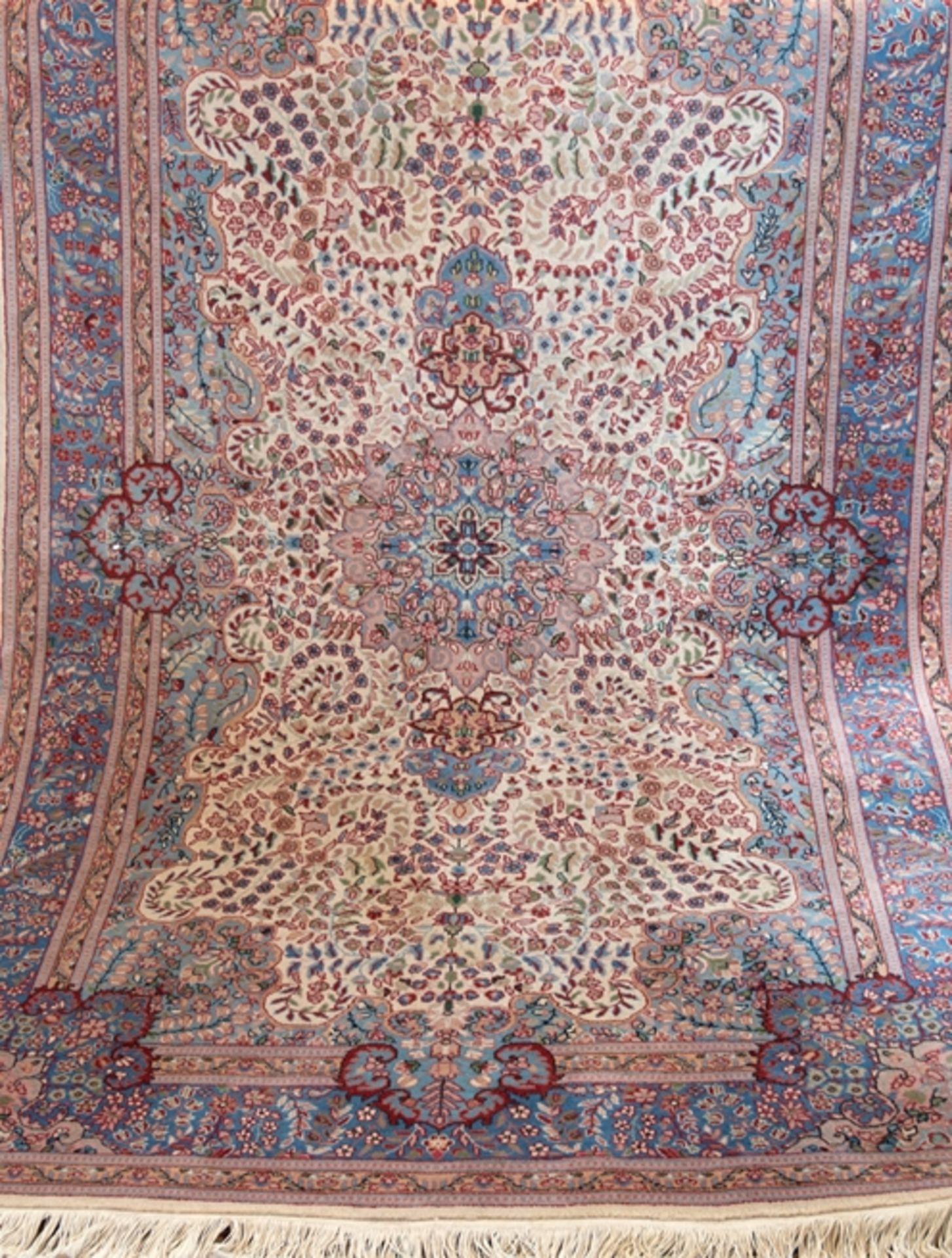 Keshan, beigegrundig mit hellblauem Rand, floral und ornamental gemustert, 244x152 cm