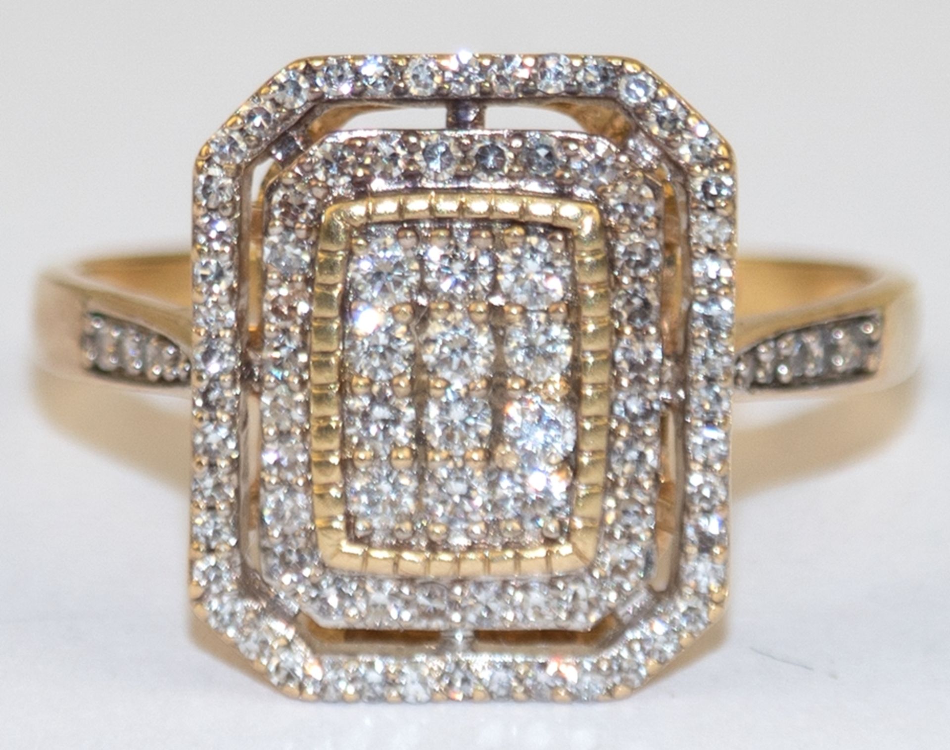 Brillant-Ring, 750er GG/WG, durchbrochener achteckiger Ringkopf und Schultern mit 97 kl. Diamanten 