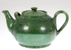 Große Teekanne, Dänemark, Abbednaes Potteri, grün glasiert, Stand etwas bestoßen, H. 17 cm