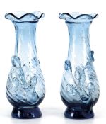 Paar Vasen, blaues Glas mit  Abriss, Wandung mit floral aufgelegtem Reliefdekor, H. je 20 cm