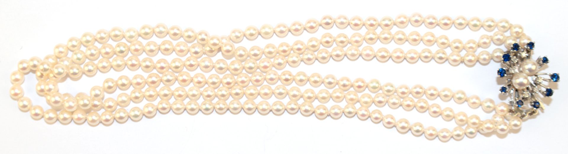 Perlen-Collier, 3-reihig, 585er WG-Schließe mit 2 Perlen, 10 Saphiren und 6 Brillanten in Krappenfa