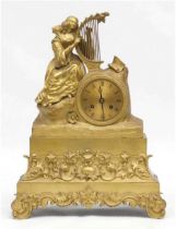 Pendule um 1840, Harfe spielende Dame, Bronze, vergoldet, Fadenaufhängung, Halbstundenschlag auf Gl